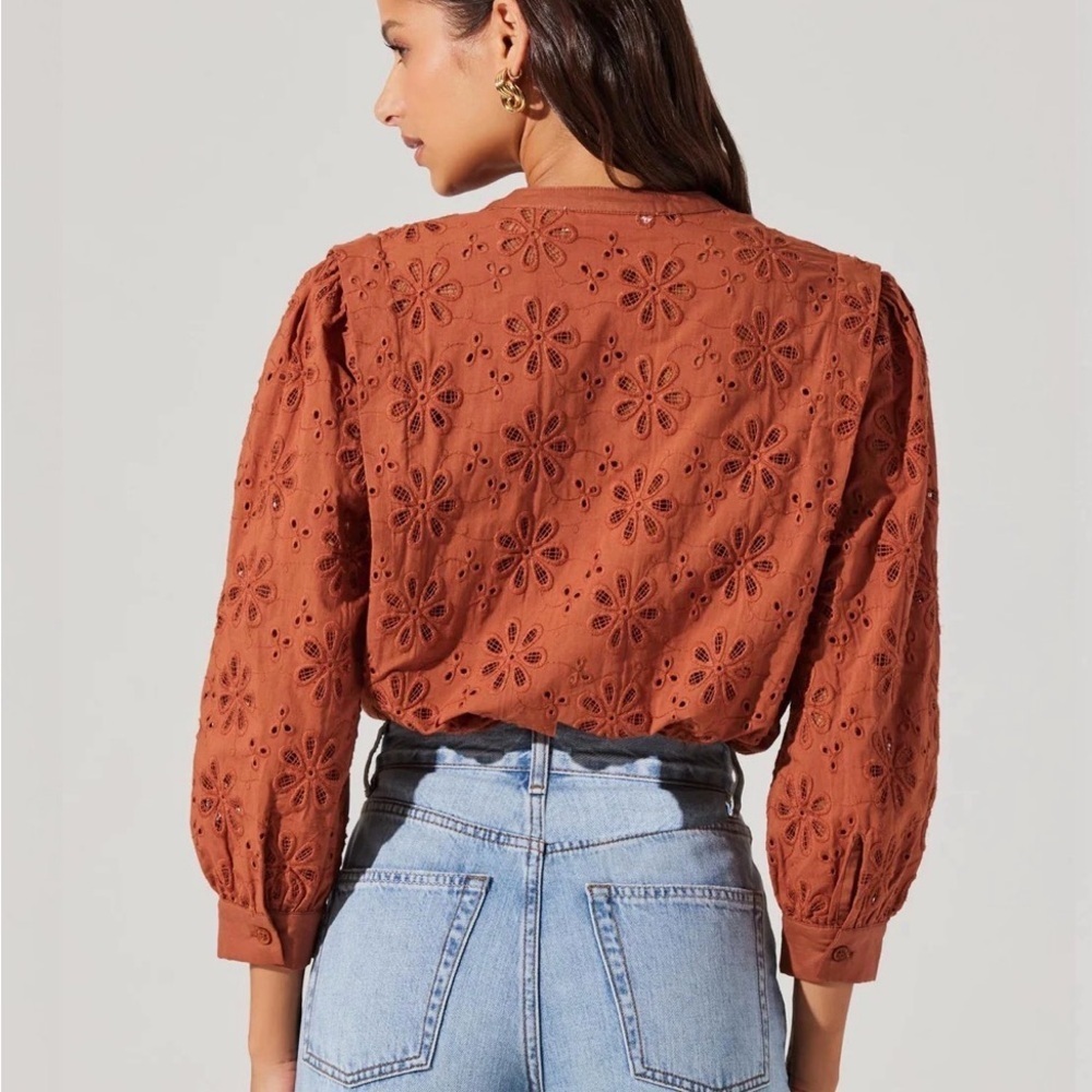 NWT ASTR THE LABEL Savanna Eyelet Button Up Top Size Medium - Picture 2 of 7